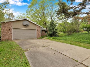 3305 Ridgefield Road, Lansing, MI 48906