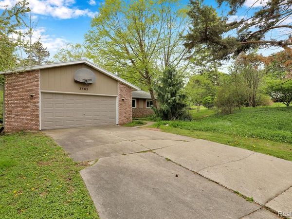 3305 Ridgefield Road, Lansing, MI 48906