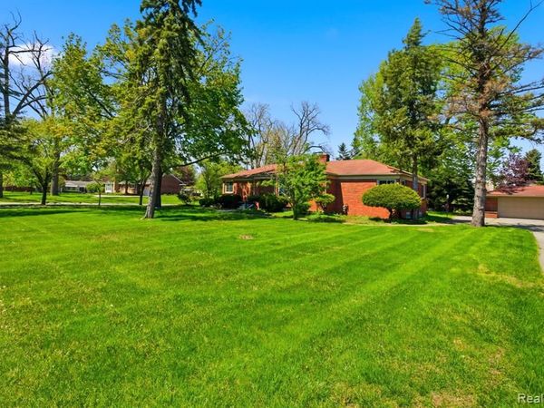 35564 Schoolcraft Road , Livonia, MI 48150