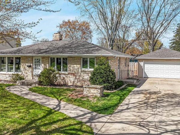 801 BOMIER STREET, De Pere, WI 54115