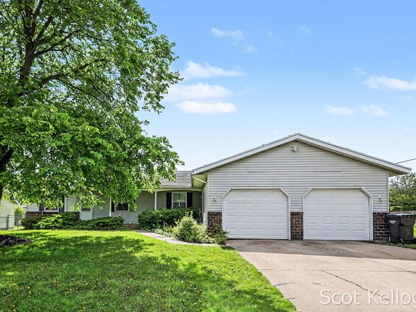 3209-3211 Coach Lane SE, Kentwood, MI 49512