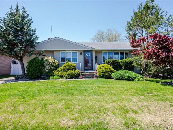 37 Wellesley Lane, Hicksville, NY 11801