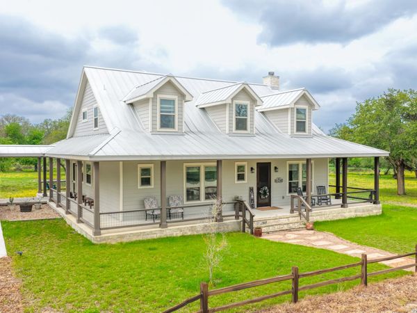 1407 County Road 761, Devine, TX 78016