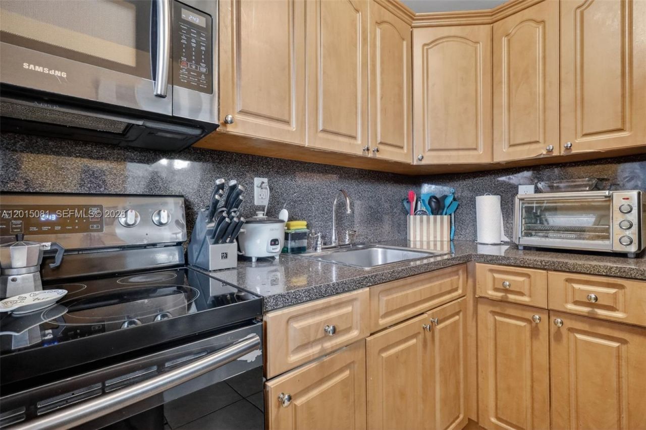1755 W 60th St, Unit D301, Hialeah, FL 33012 Photo