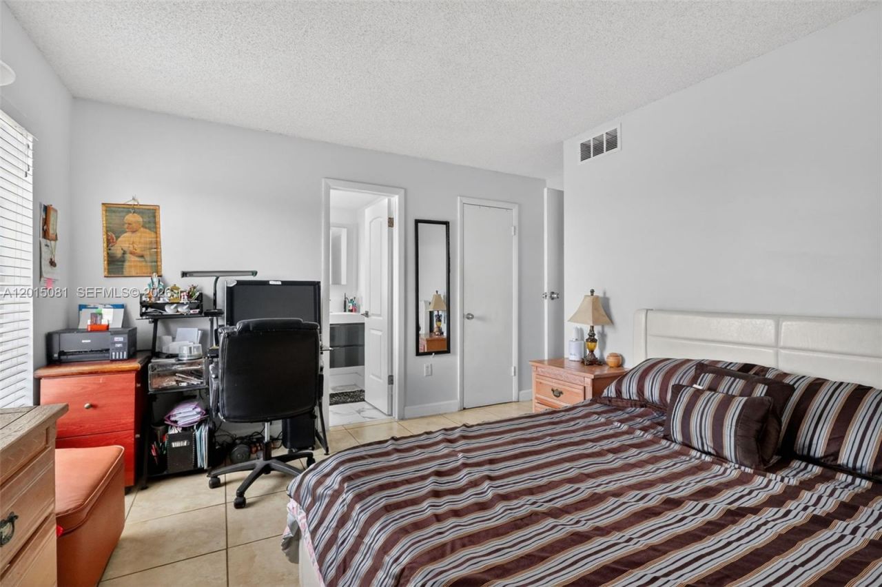 1755 W 60th St, Unit D301, Hialeah, FL 33012 Photo