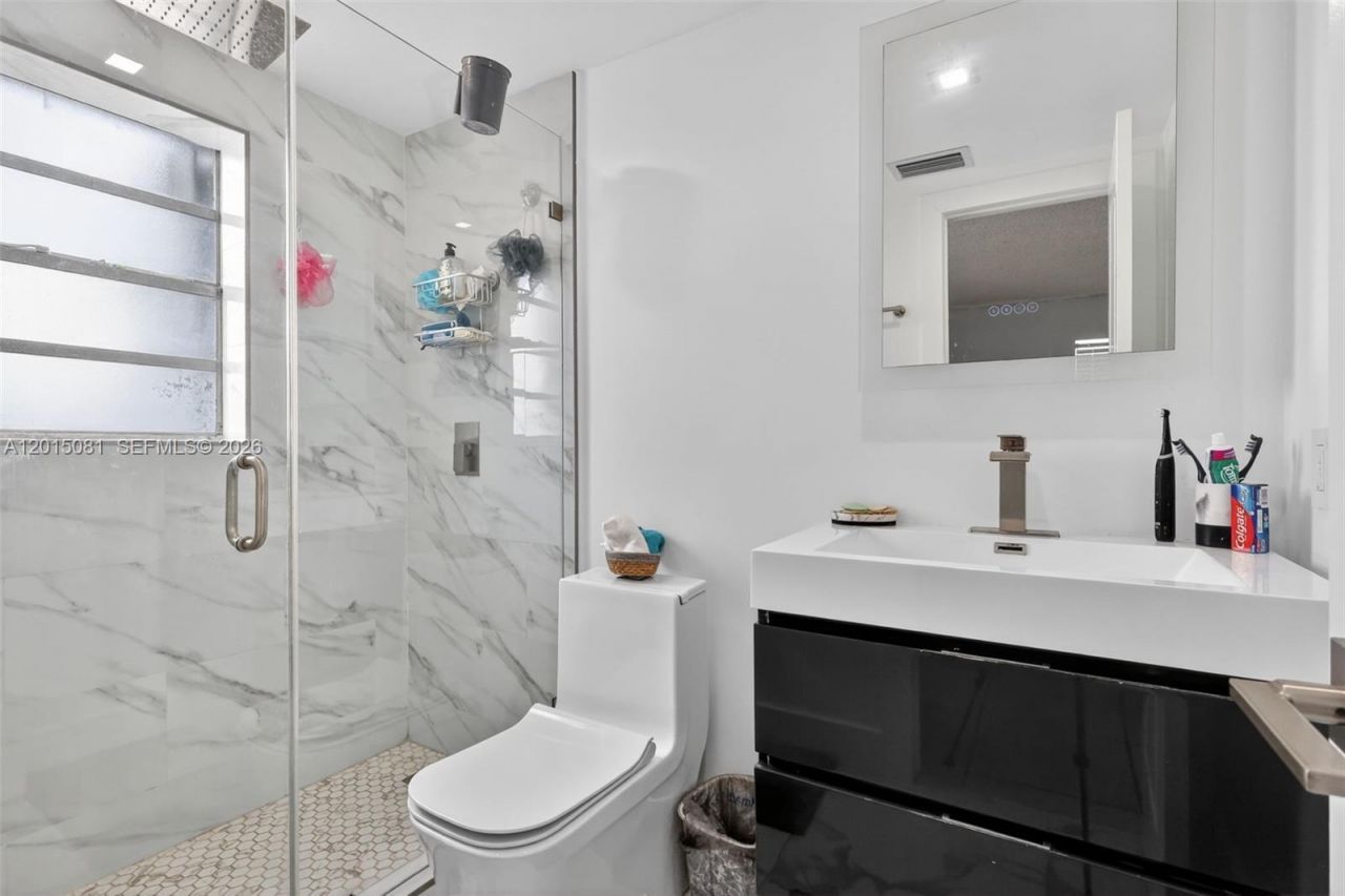 1755 W 60th St, Unit D301, Hialeah, FL 33012 Photo