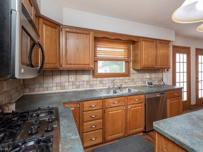 595 Montgomery Drive, Brunswick, OH 44212 Photo 5