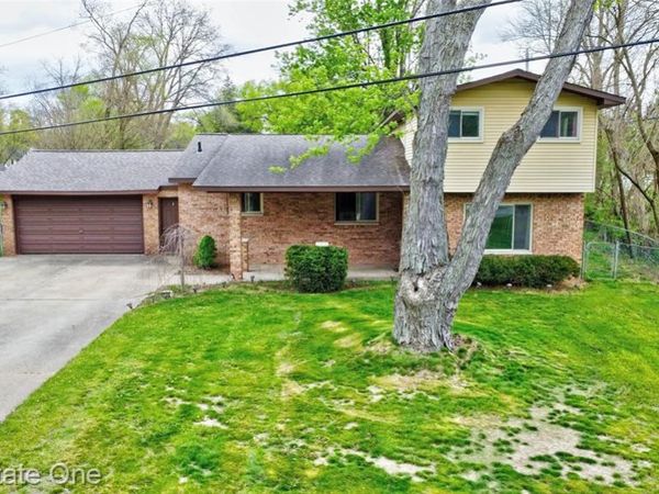 1135 Lochaven Road, Waterford Twp, MI 48327