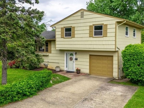 2 Moryan Rd, Edison, NJ 08817
