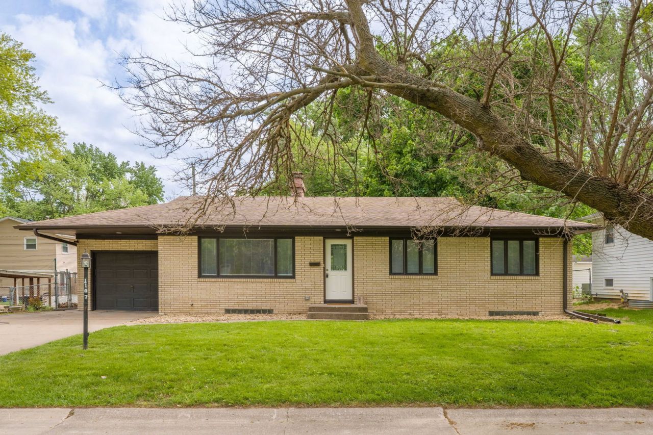 1107 Hawthorne Drive, Bettendorf, IA 52722 Main Photo