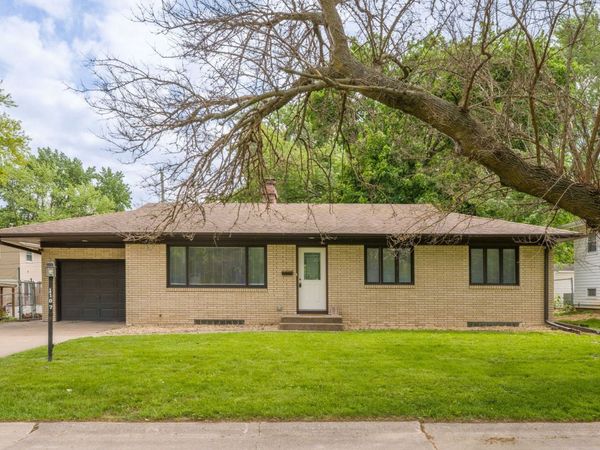 1107 Hawthorne Drive, Bettendorf, IA 52722
