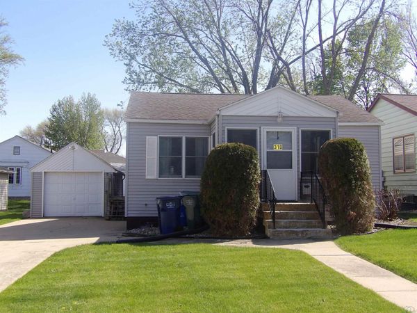 318 5th Street NE, Orange City, IA 51041