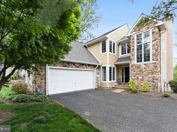 8 VILLAGE CIRCLE, NEWTOWN SQUARE, PA 19073