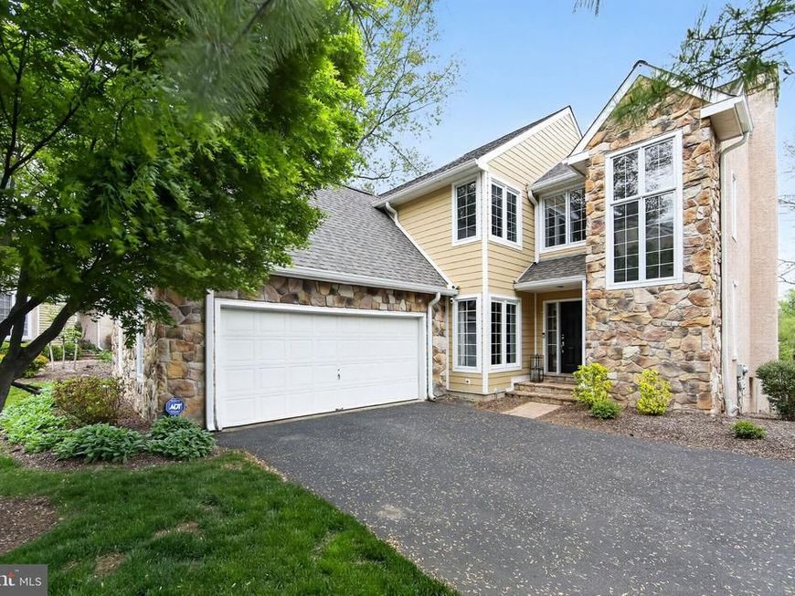 8 Village Circle, Newtown Square, PA 19073 Main Photo