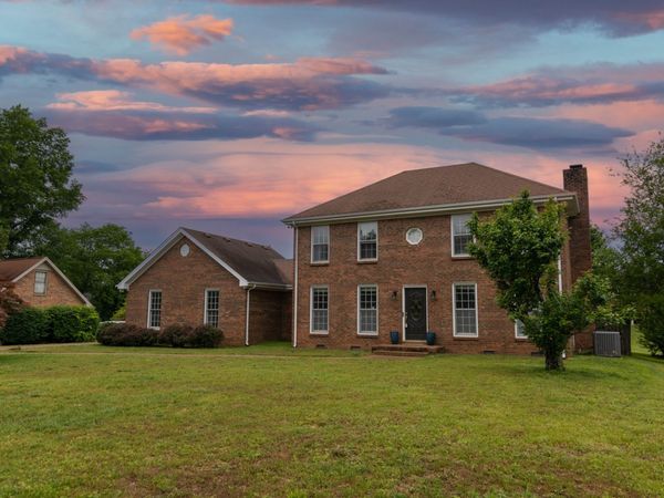 522 W Point Dr, Clarksville, TN 37043