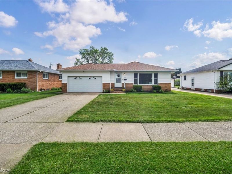 1299 Jackie Lane, Mayfield Heights, OH 44124 Photo 2