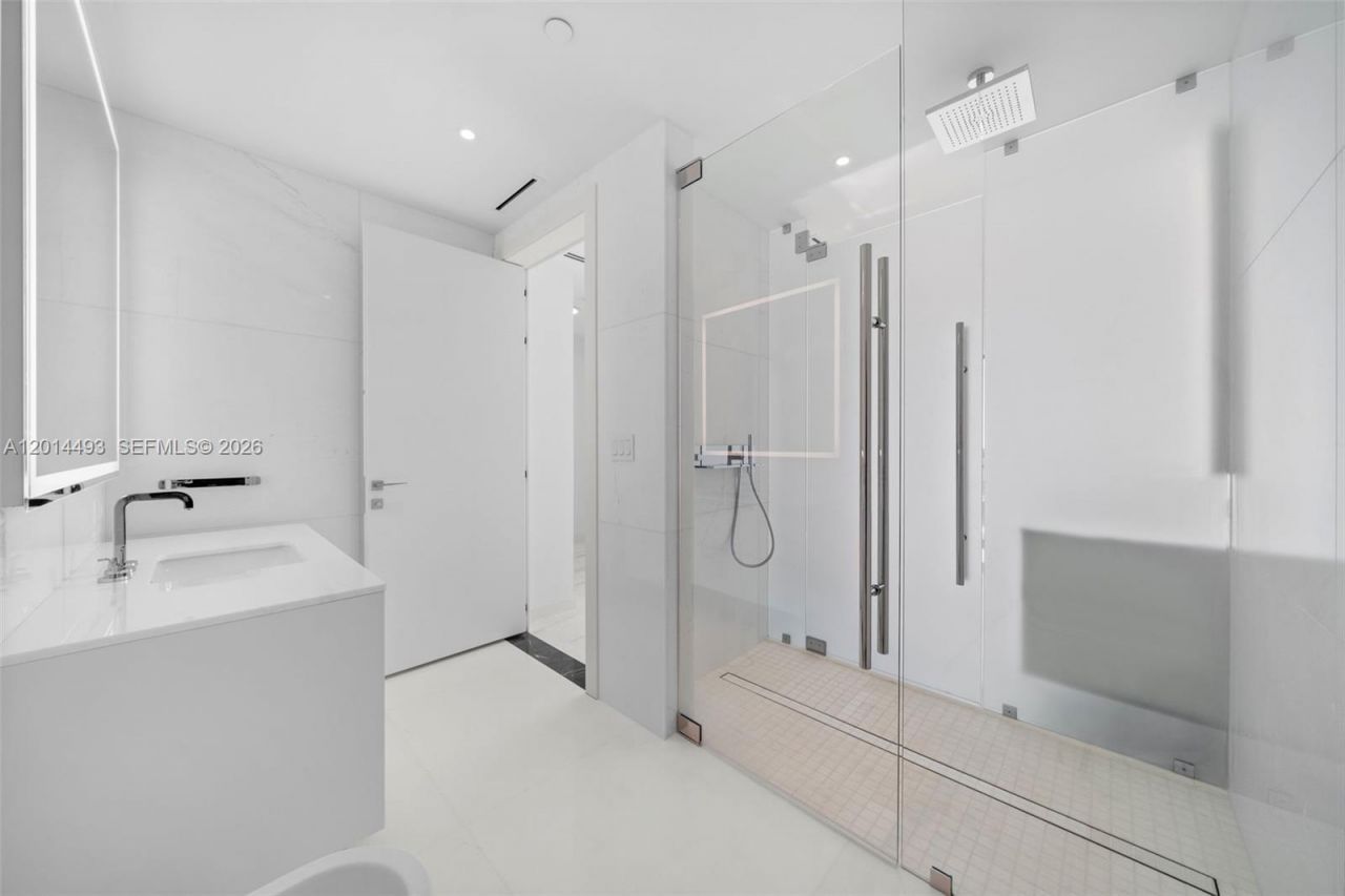 300 Biscayne Blvd Way, Unit 3801, Miami, FL 33131 Photo