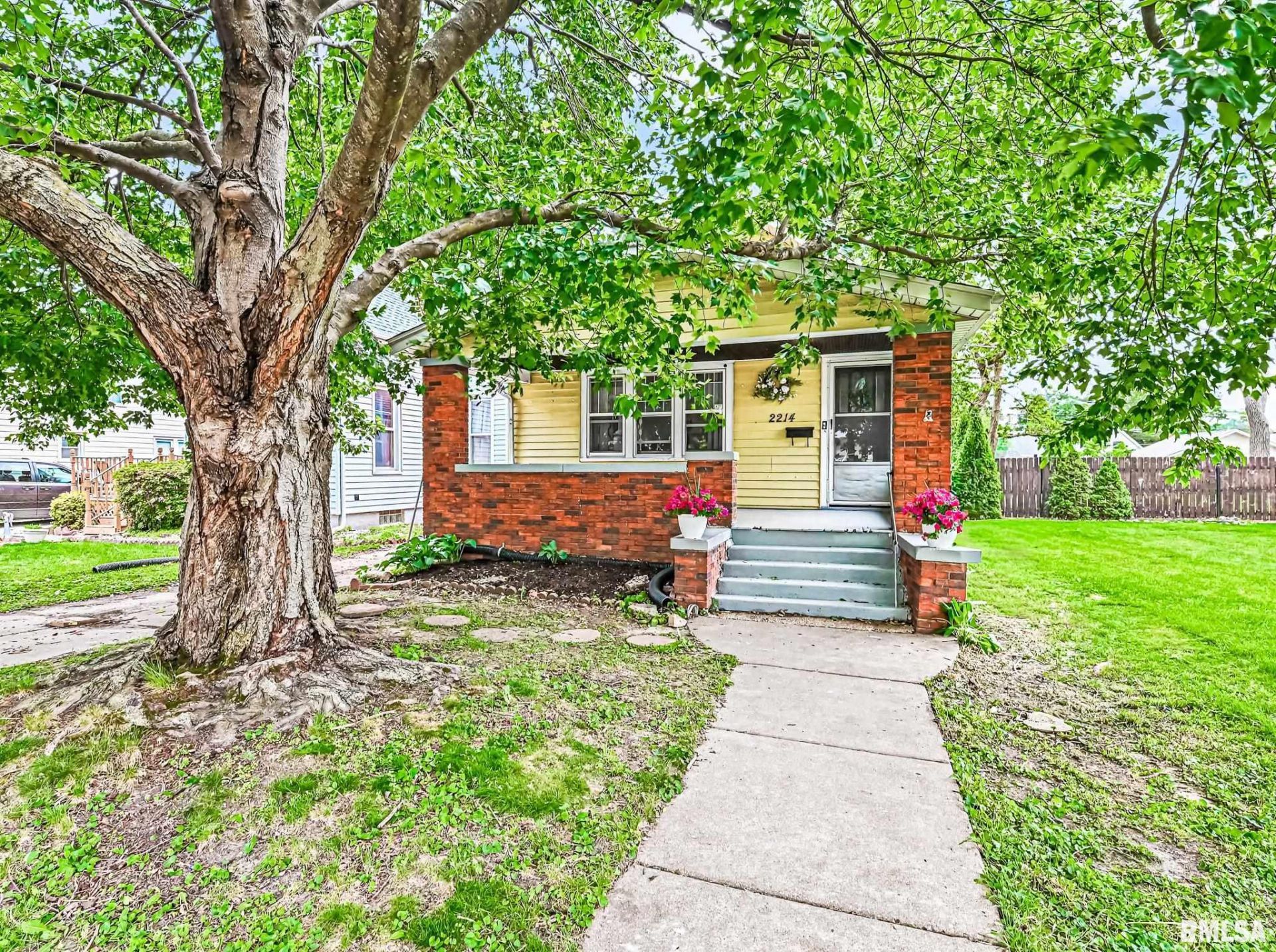 2214 W Kellogg Avenue, West Peoria, IL 61604 Main Photo