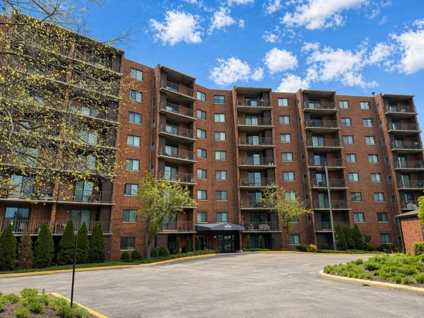 1 Bloomingdale Place , Unit 200, Bloomingdale, IL 60108
