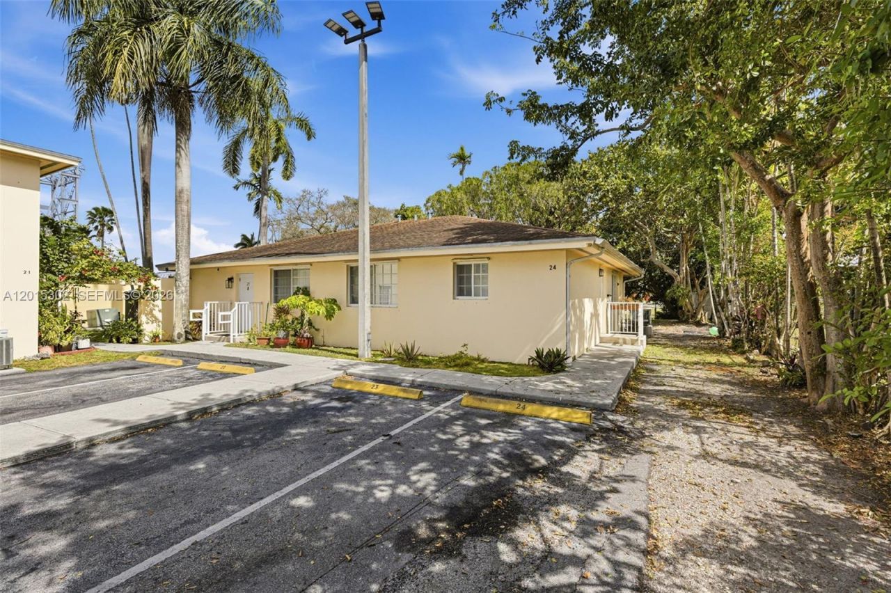 13 S Royal Poinciana Blvd, Unit 24, Miami Springs, FL 33166 Photo