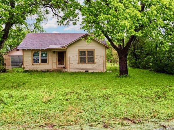 2425 N AUSTIN ST, Seguin, TX 78155