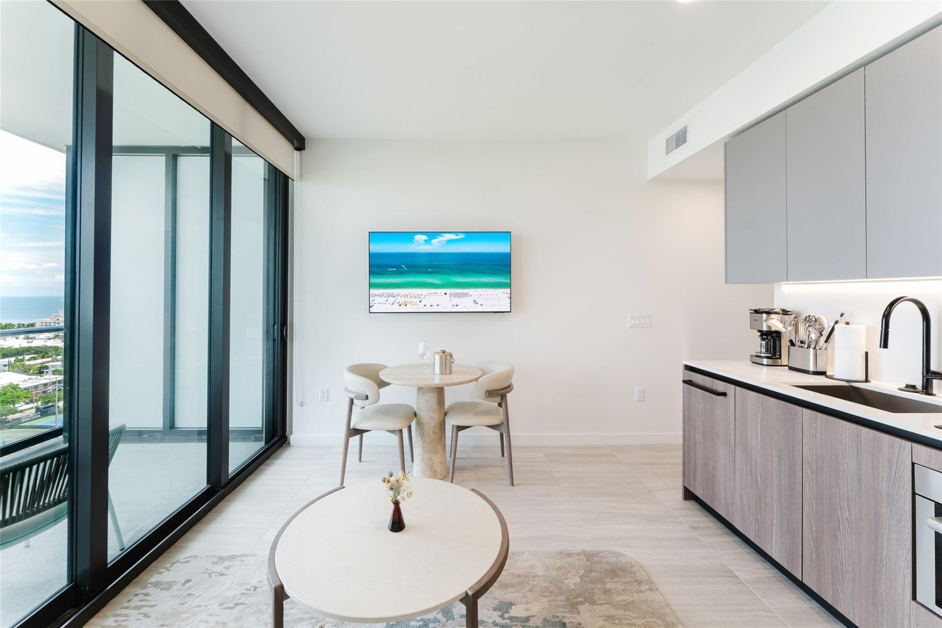 580 72nd Street, Unit 1413, Miami Beach, FL 33141 Photo