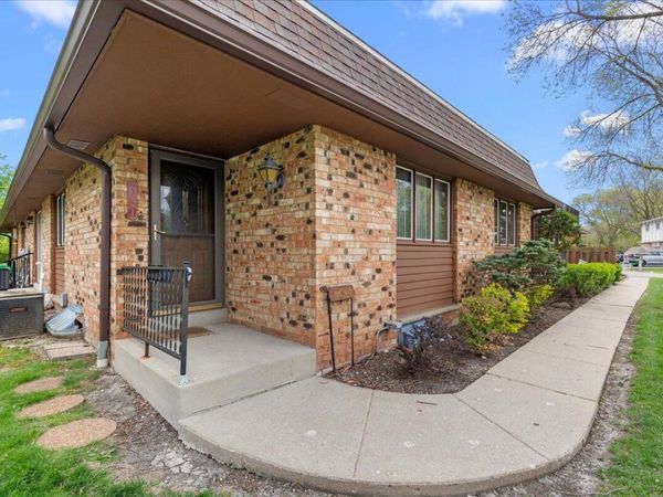 17694 Nassau DRIVE, Brookfield, WI 53045