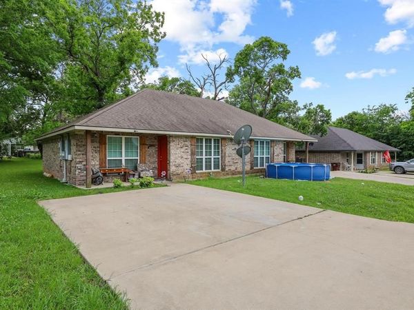 704 Seven Oaks Road, Bonham, TX 75418