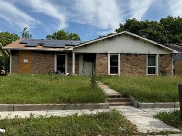 718 Edelweiss Drive, Grand Prairie, TX 75052