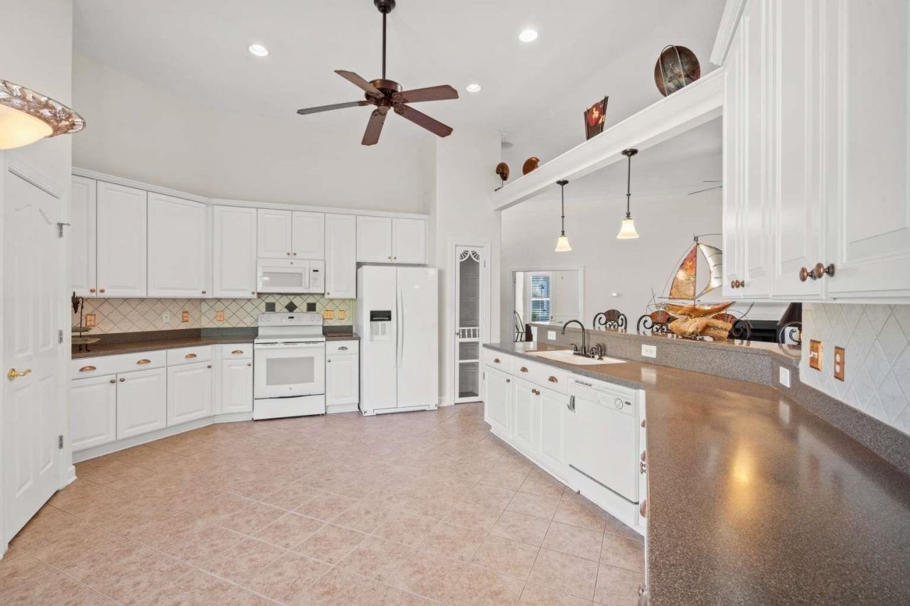355 Camden Circle Photo 7