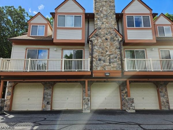 16 Woods Edge Dr, Roxbury, NJ 07876