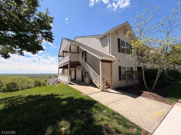 1635 King Ct, Green Brook, NJ 08812