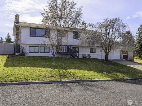 32 Diamond Street , Electric City, WA 99123
