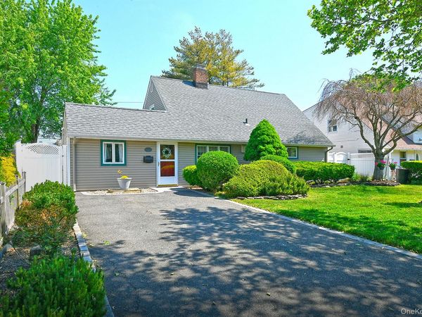27 Blossom Lane, Levittown, NY 11756