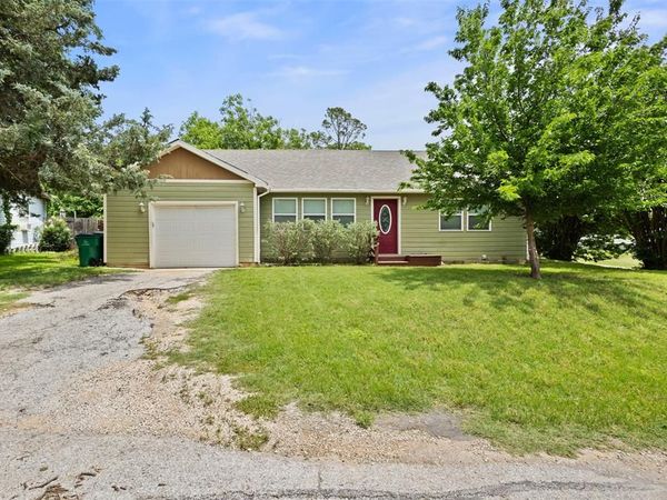 107 S Flower Lane, Chico, TX 76431