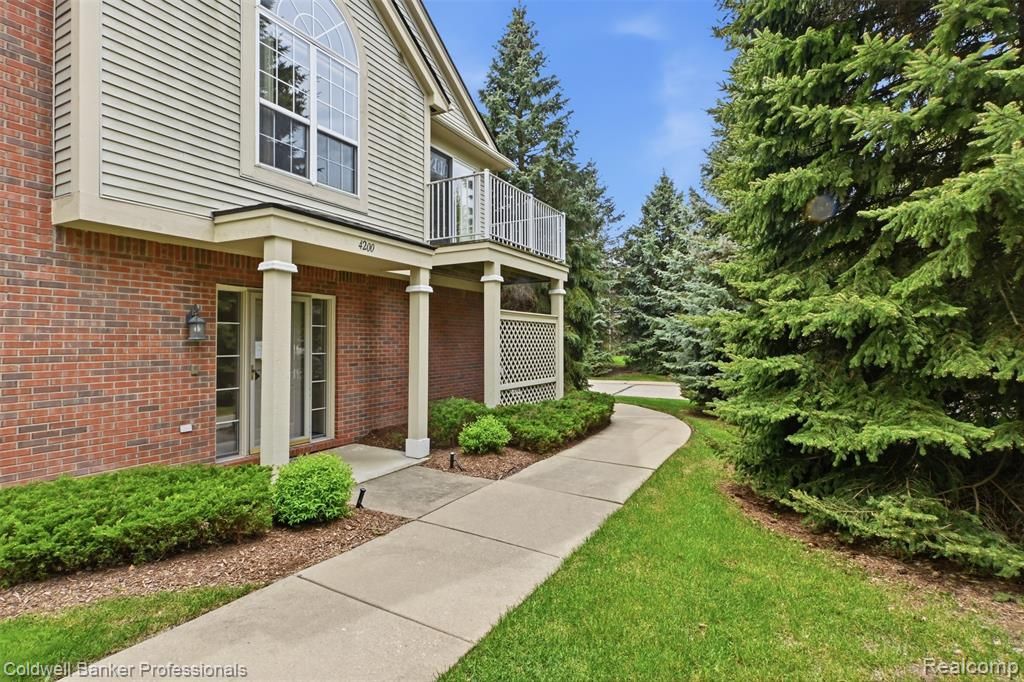 4200 Chesapeake Circle, Commerce Township, MI 48390 Main Photo