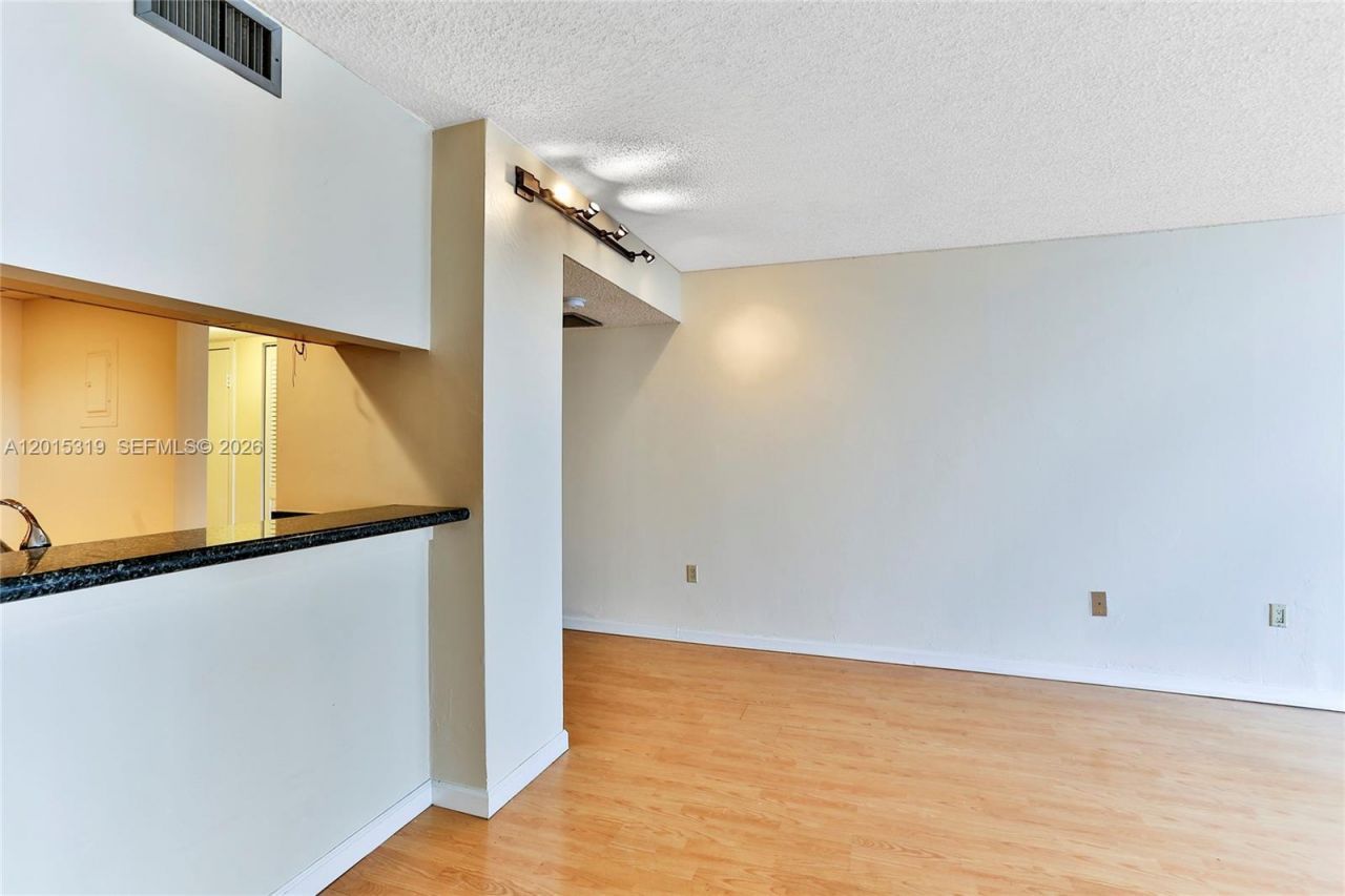 555 NE 15th St, Unit 10D, Miami, FL 33132 Photo