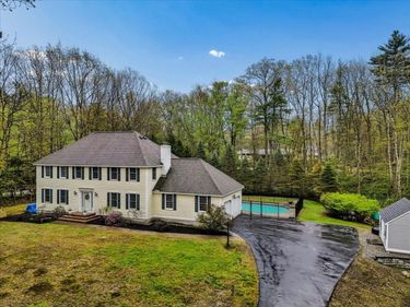 98 Hitching Post Lane, Bedford, NH 03110