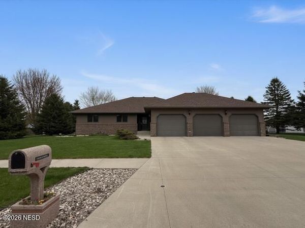 1112 44TH STREET NW, Watertown, SD 57201