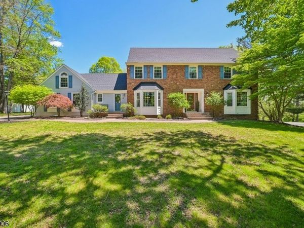 6 Windsor Ct, Clinton, NJ 08801