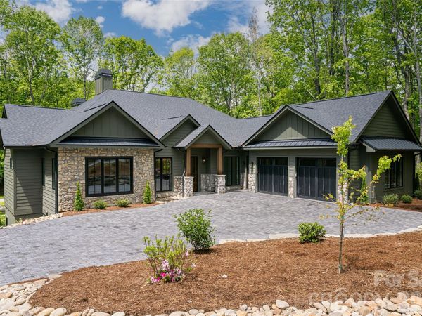 99 Little Cherokee Ridge, Hendersonville, NC 28739
