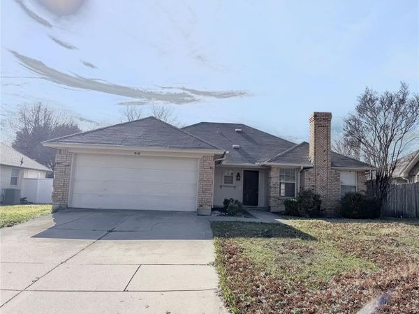 918 Gwinnett Circle, Arlington, TX 76017