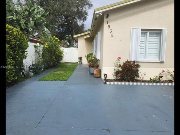 1935 NW 96th St , Miami, FL 33147
