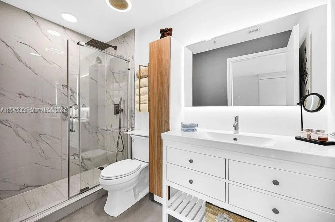 300 S Biscayne Blvd , Unit L-1232, Miami, FL 33131 Photo