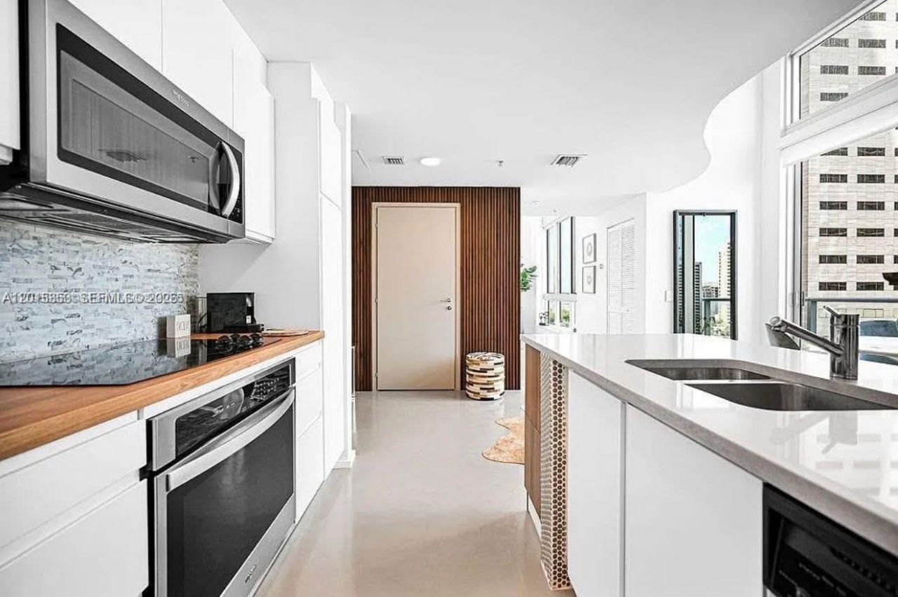 300 S Biscayne Blvd , Unit L-1232, Miami, FL 33131 Photo