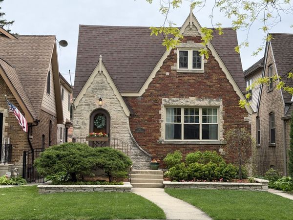 6811 N Osceola Avenue, Chicago, IL 60631