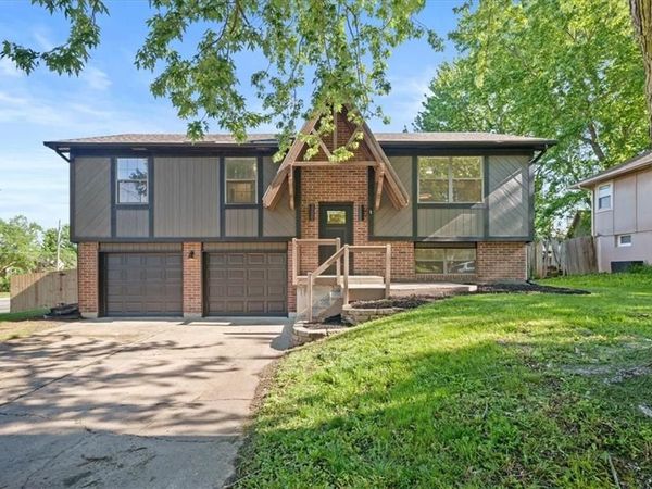 332 Flagstone Drive, Lee's Summit, MO 64063