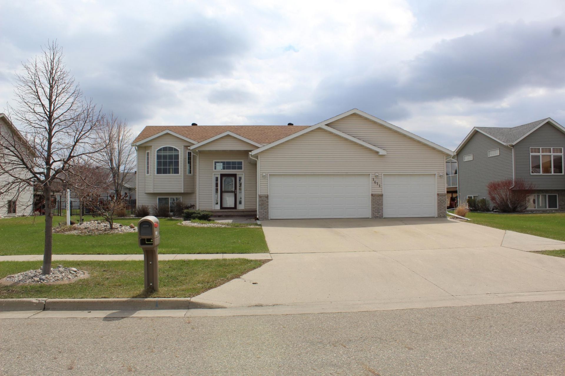 1611 Oakwood Drive, West Fargo, ND 58078 Main Photo
