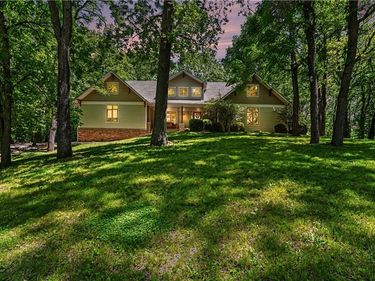 7605 E Forest Lakes Drive, Kansas City, MO 64152