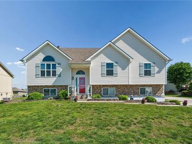 814 W 7th Avenue, Kearney, MO 64060